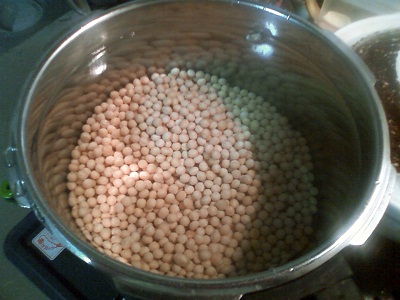 大豆を水に漬ける
