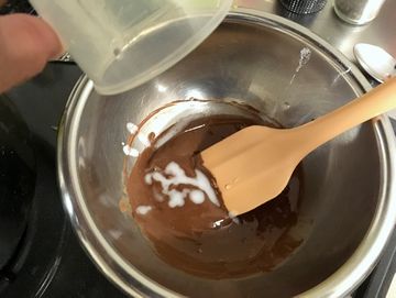チョコレートに水溶き重曹を加える