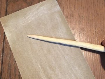 箸の先端を紙やすりで削る