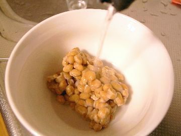 納豆に熱湯を注ぐ