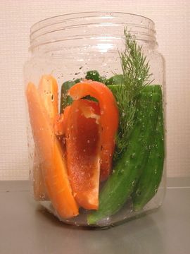 野菜を容器に詰める