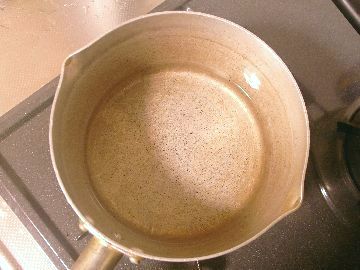 鍋に湯を沸かす