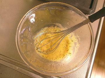 卵黄・塩・マスタード・酢の４つをよ～く混ぜる