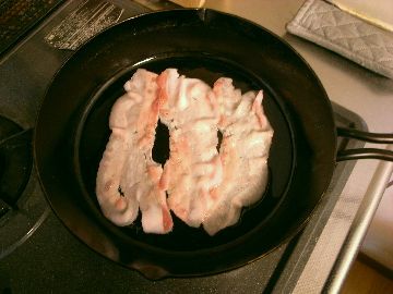 スキレットで豚ばら肉を焼く
