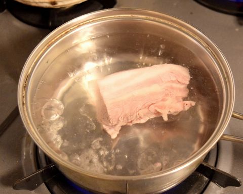 豚バラ肉を15分茹でる