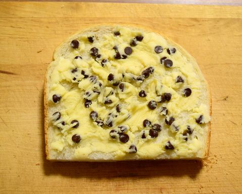 クッキー生地にチョコチップを混ぜてパンに塗る
