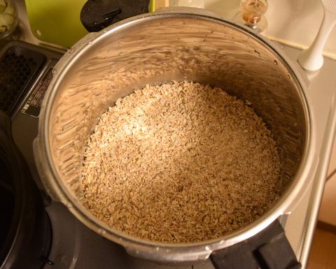 国産麦芽を鍋に入れる