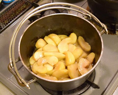 ダッチオーブンでりんごを煮込む