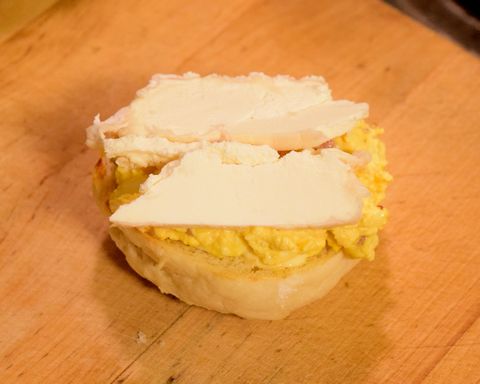 タマゴサンドにチーズを挟むところ