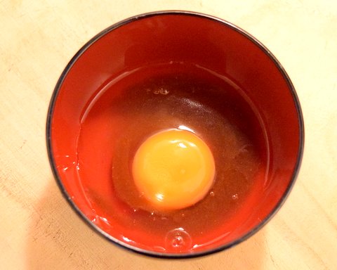 卵に生醤油をたっぷり入れる
