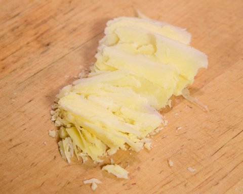 熟成チーズをスライスする