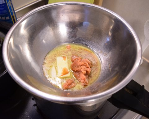 ボウルを鍋の上に乗せてバターを溶かす