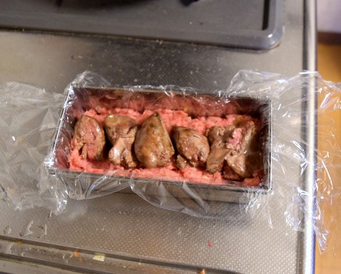 混ぜた肉の半量を入れ、炒めたレバーを詰め込む