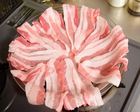 パイ皿に豚バラ肉を広げる