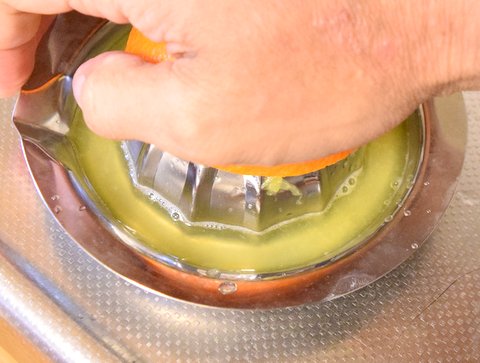 橙果汁を搾る