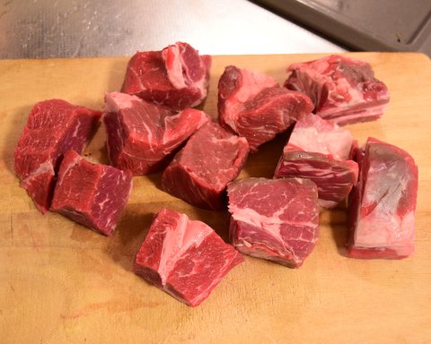牛片ロース肉を切る