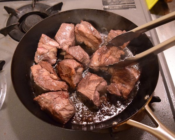 肉をフライパンで焼く