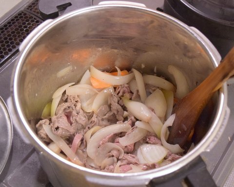 鍋にバターを溶かし、玉ねぎ・ニンジン・牛肉をさっと炒める