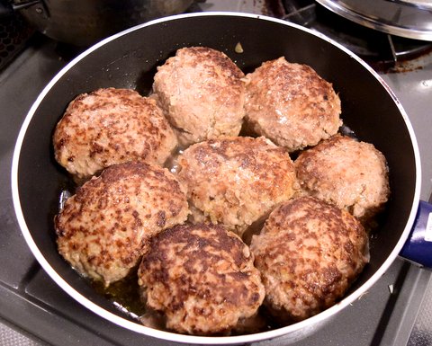 ハンバーグを焼く