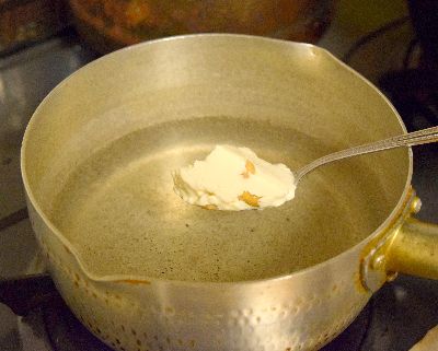 4日熟成させた納豆水りヨーグルトを80℃のお湯に入れる