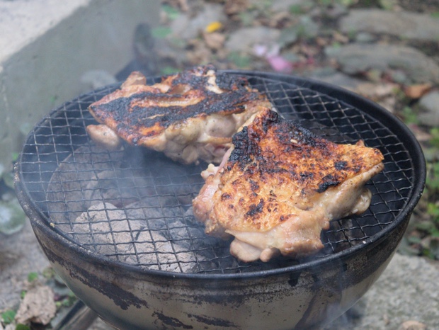 炭火で焼いた鶏もも肉