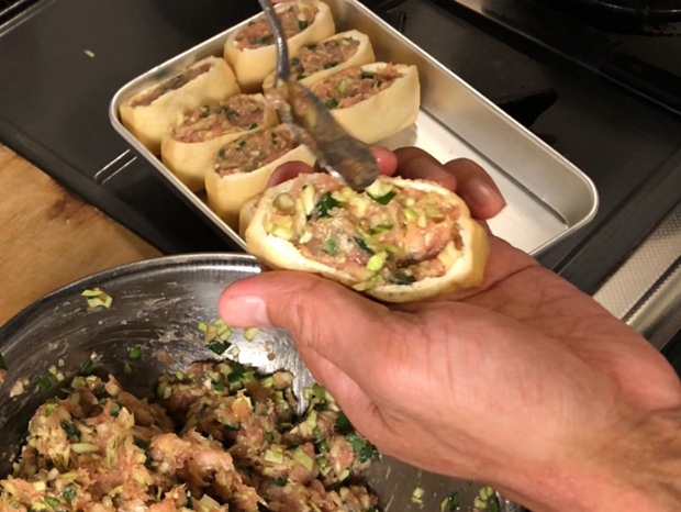 お揚げに餃子の餡を詰める