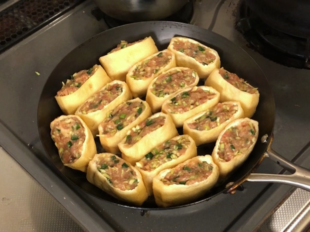 フライパンでお揚げ餃子を焼く