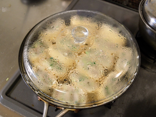 蓋をして蒸し焼きにする