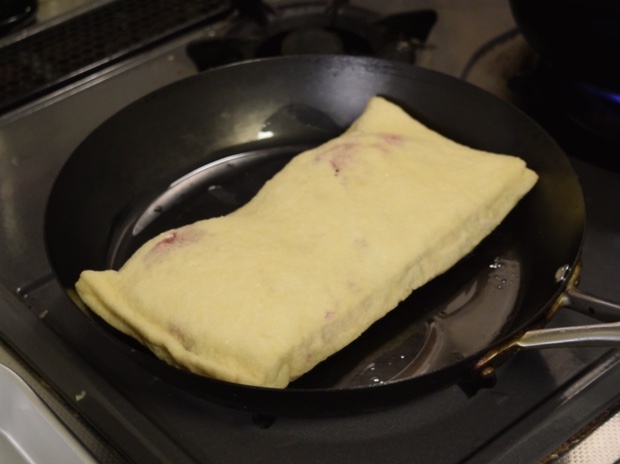 フライパンでお揚げハンバーグを焼く