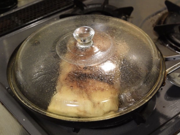 蓋をしてじっくり焼く