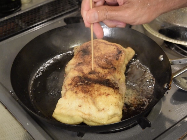 竹串を刺して焼けたかどうか確かめる