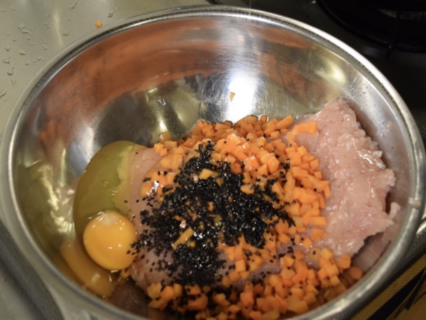 つくねの材料を入れる