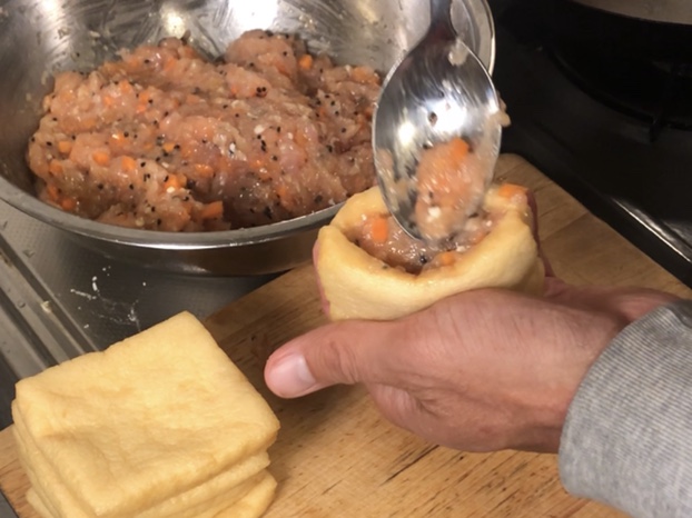 お揚げにつくねを詰める