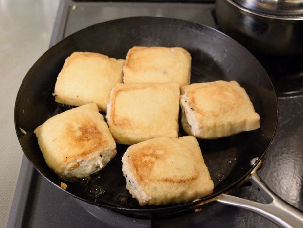 フライパンでお揚げつくねを焼く