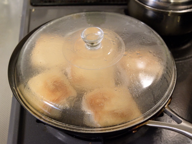 蓋をして蒸し焼きにする