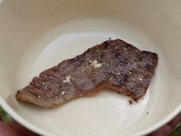 牛肉にGABANグリルマスターブレンドをかける