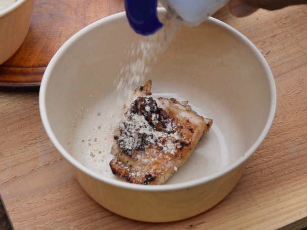 鶏肉にGABANグリルマスターブレンドをかける