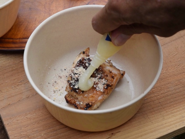 鶏肉にのっけるレモンペーストを付ける
