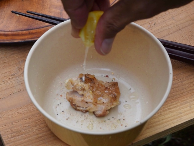 鶏肉にレモンを絞る