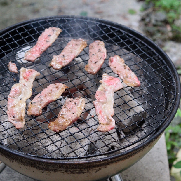 米国産カルビを炭火で焼く
