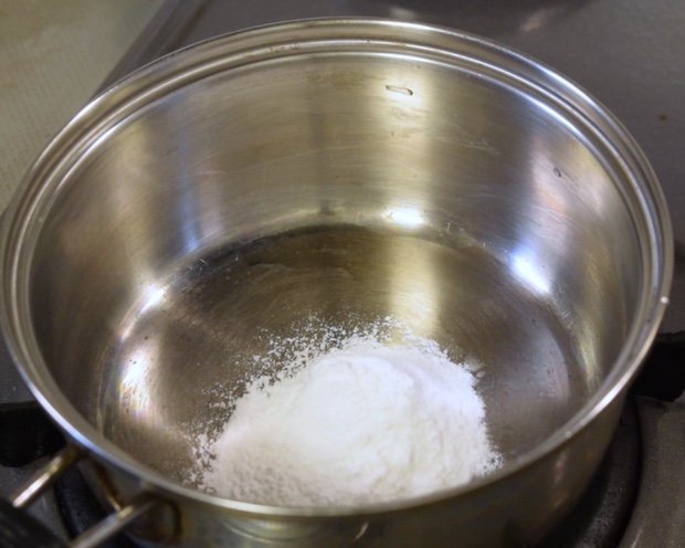 鍋に米粉を入れる