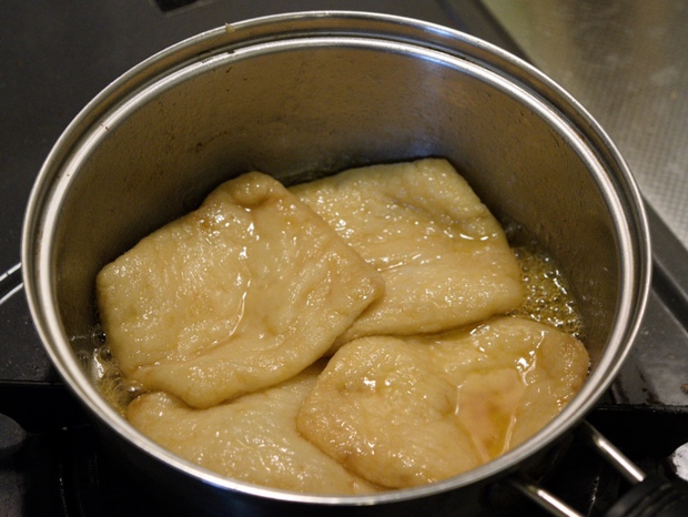 お揚げを甘く煮込む