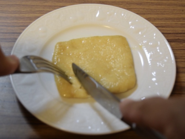 甘く煮たお揚げを試食する