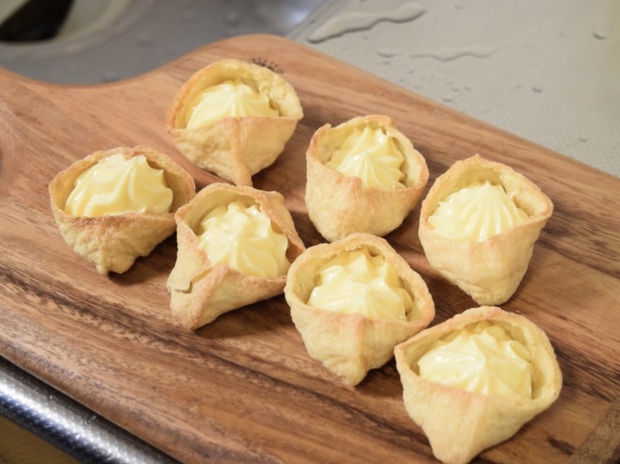 焼いたお揚げにカスタードクリームを詰める