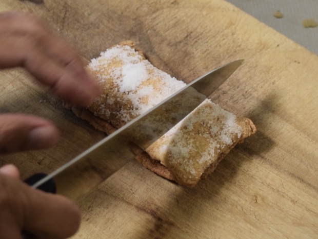 パリパリに焼いたお揚げを切る