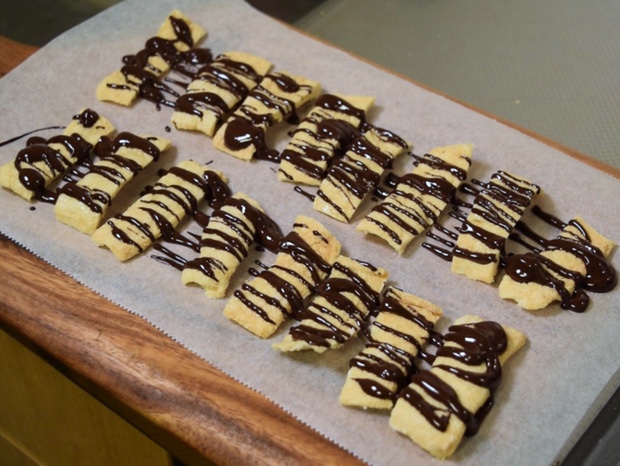 パリパリのお揚げにチョコレートをかける