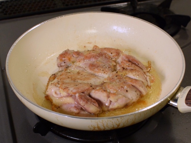 鶏モモ肉をフライパンで焼く