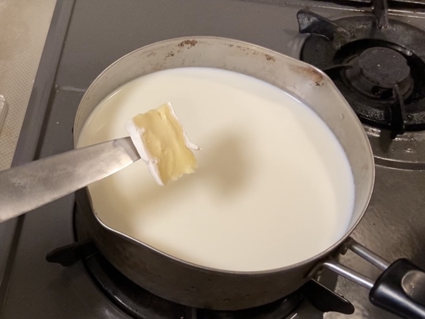 温めた牛乳に種チーズを入れる