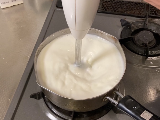 牛乳とチーズを攪拌する