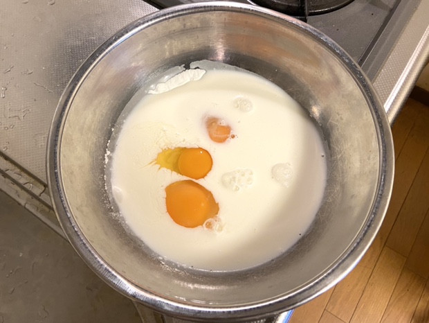 クレープの材料をボウルに入れる